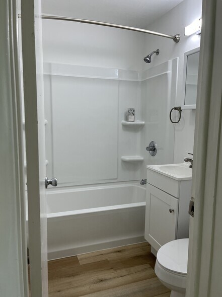 Bathroom - 5943 Raytown Rd