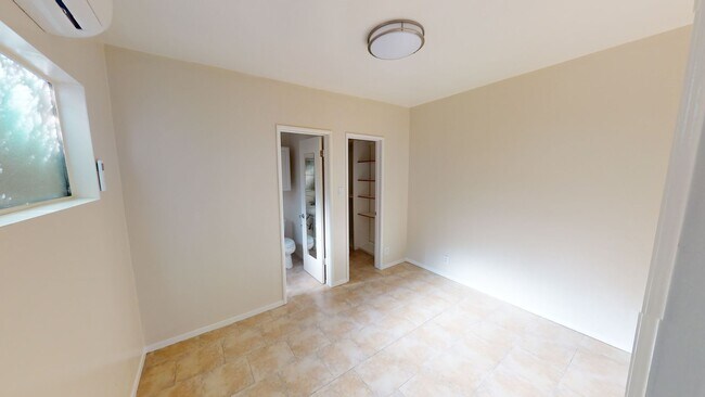 Building Photo - 733 Westbourne Dr