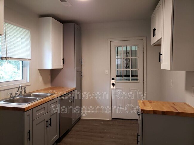 Building Photo - 924 W 37th St