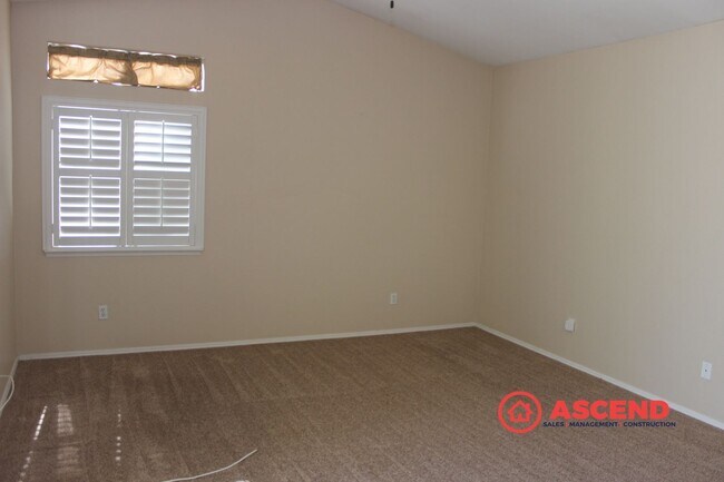 Building Photo - Beautiful 4 Bed / 2 Bath Home in Desirable Seven Oaks Community!