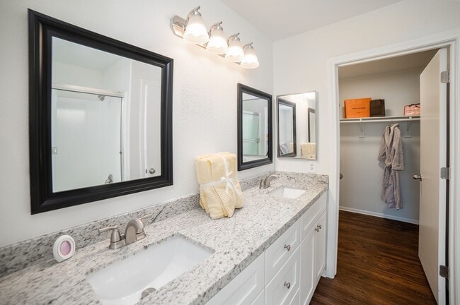 Building Photo - Beautiful home with POOL and spa located n...