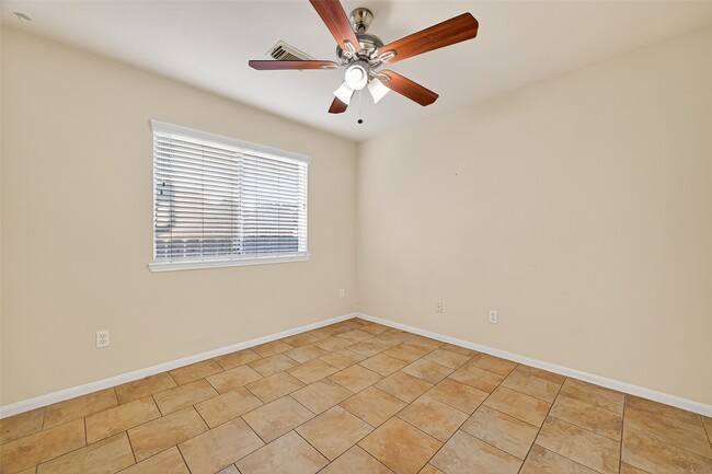 Building Photo - 15242 Kingsbridge Way