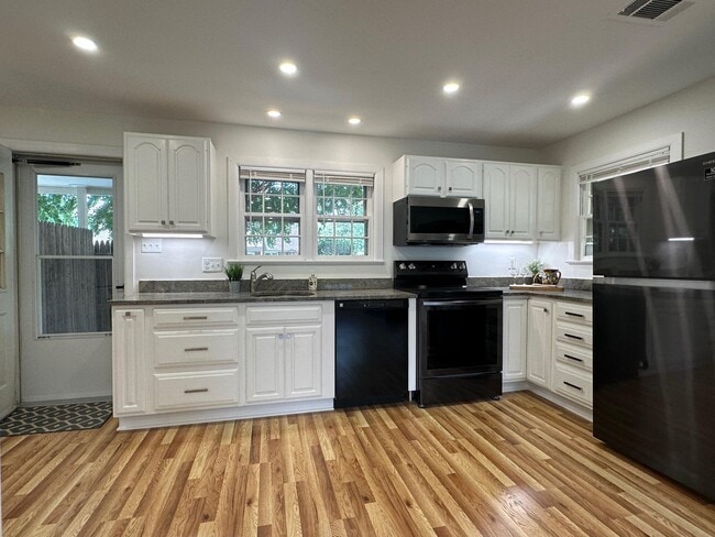 Building Photo - 411 Hampton Ct