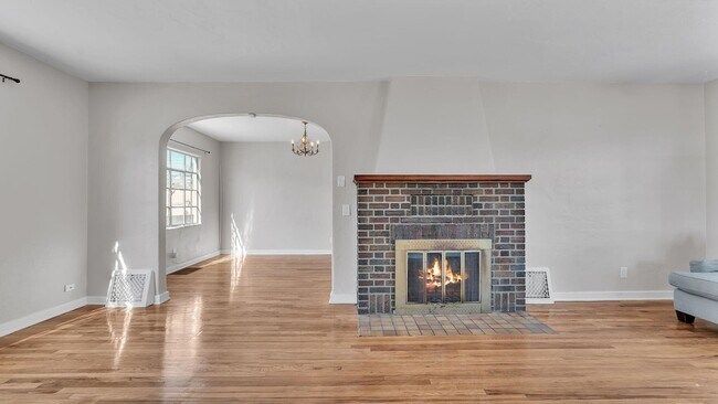 Building Photo - 205 Harvard Dr SE