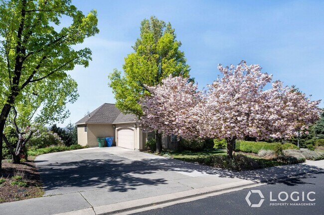 Building Photo - 9223 Silver Lake Dr