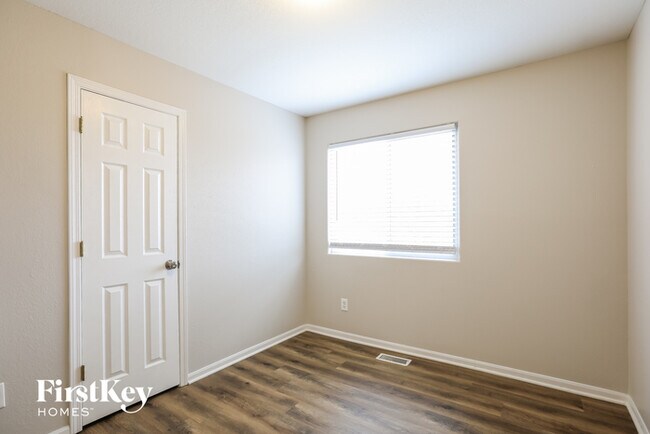 Building Photo - 11427 N Farley Ave