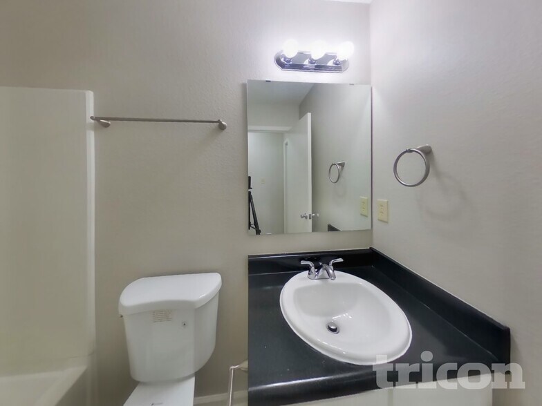 Building Photo - 1302 Crescent Dr