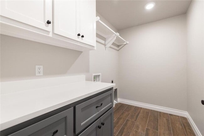 Building Photo - **Gorgeous Newer Build! 4 Bed 3 Bath**