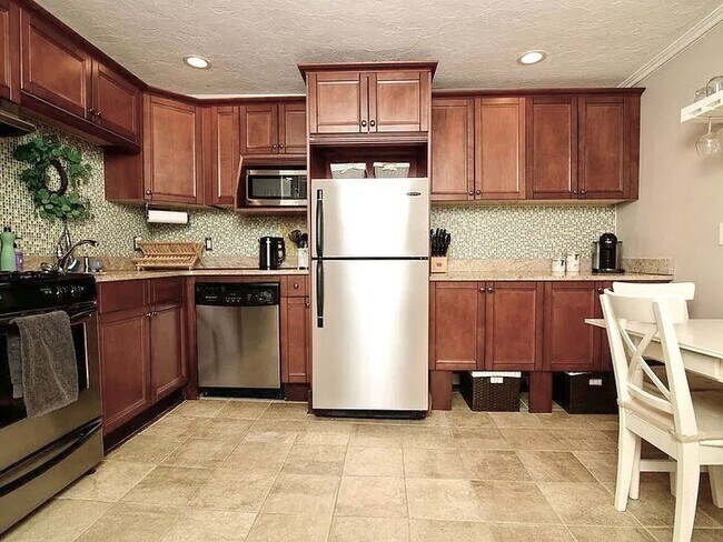 Building Photo - 206 Bunker Hill St