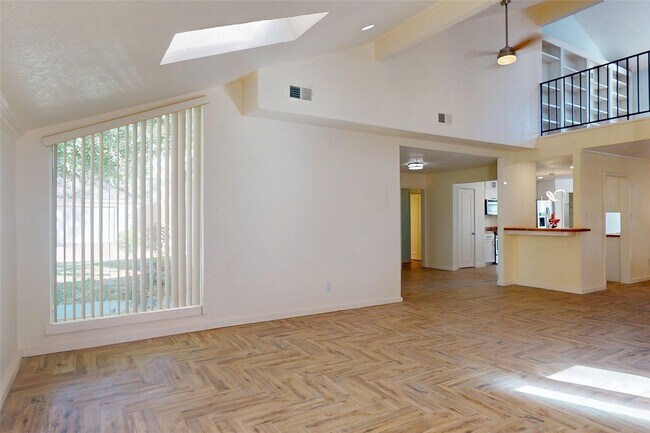 Building Photo - 707 Center Hill Dr