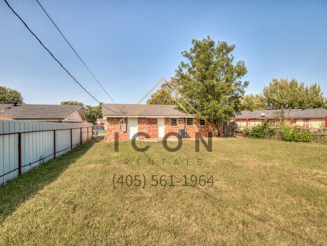 Building Photo - 320 E Cedar Ln