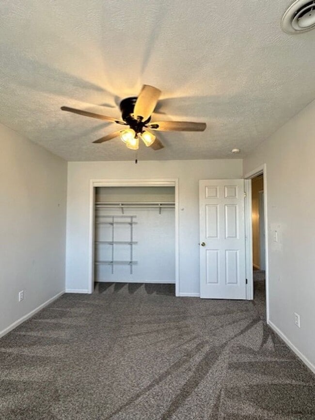 Building Photo - Spacious 4 Bedroom Duplex Located In Ozark!