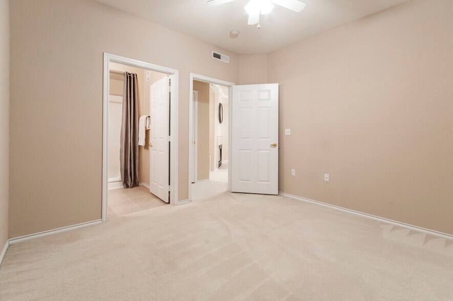 Guest room with adjoining bath and closet - 3960 Riviera Grove