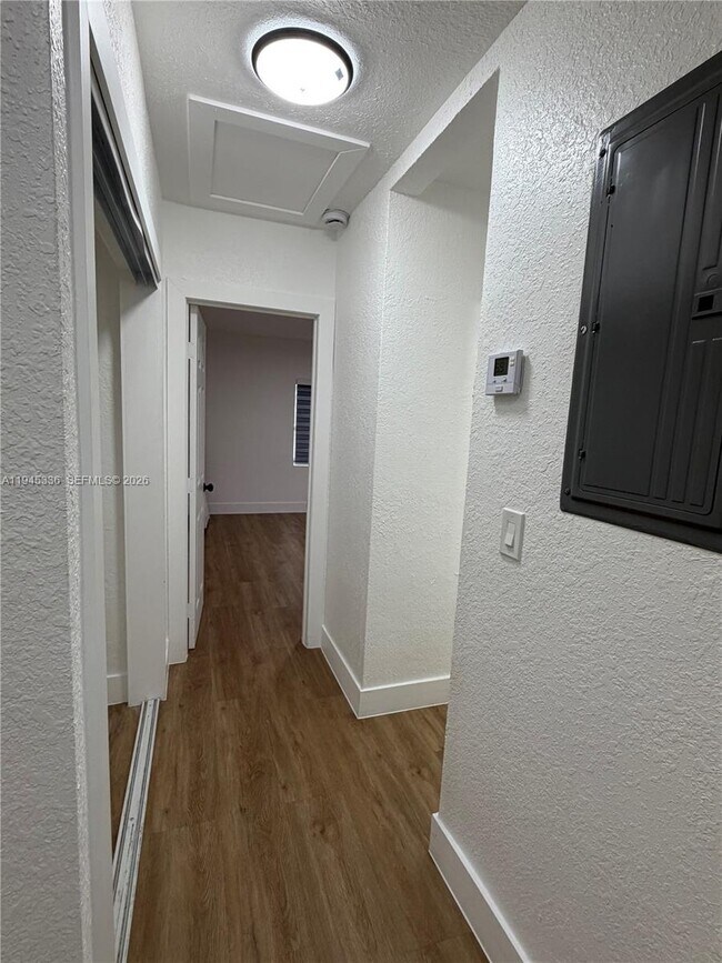 Building Photo - 12400 NE 11th Ct