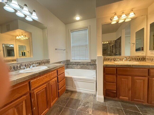 Building Photo - 3687 Whitworth Dr
