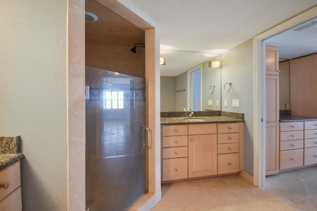 Building Photo - 324 Village Dr