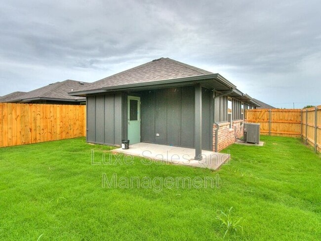 Building Photo - 10526 Utica Dr