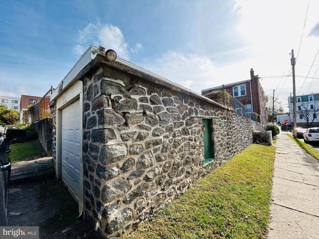 Building Photo - 326 Fountain St