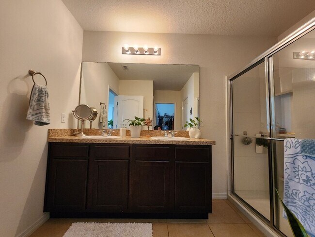 Building Photo - Beautifully 4-Bedroom, 2-Bath house in Lak...