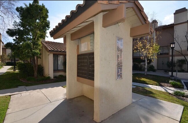 Building Photo - 3-Bedroom Townhome in Prime Calabasas Location