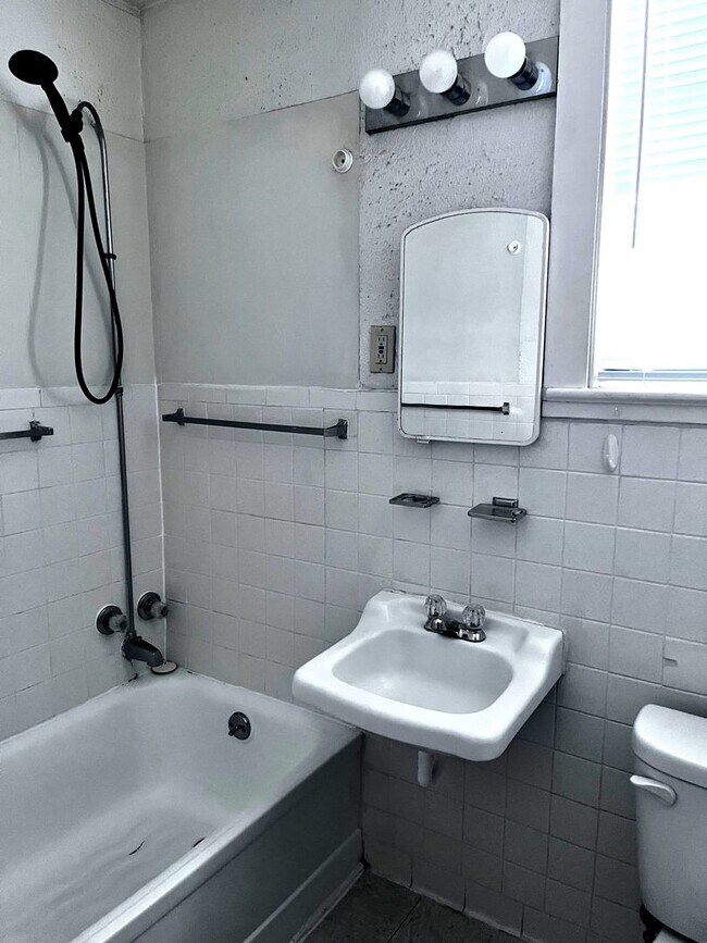 Building Photo - Two Bedroom, Spacious Apartment