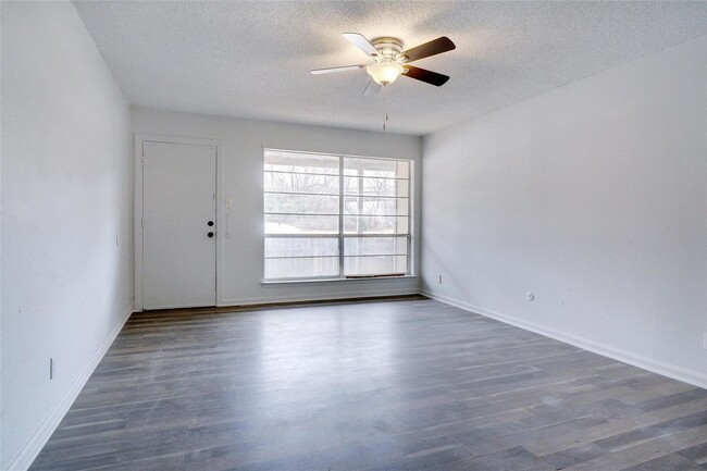 Building Photo - Move-In Ready 2 Bed Downstairs Condo- Read...