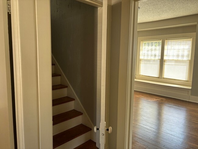 Building Photo - Beautiful 3 bedroom home