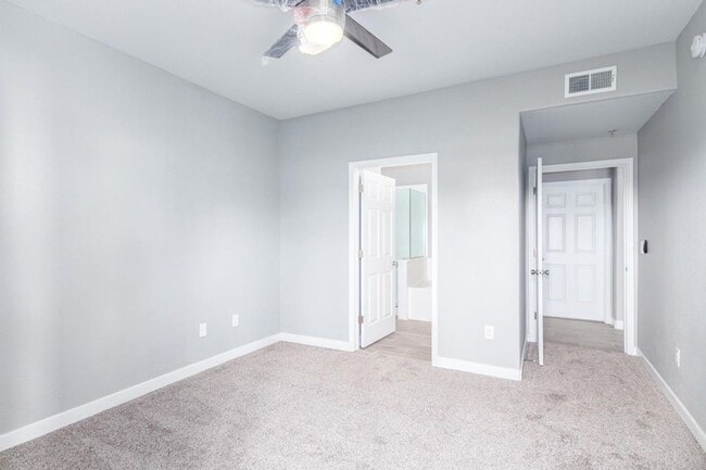 Building Photo - 3 bed remodeled  Old Town condo w/garage