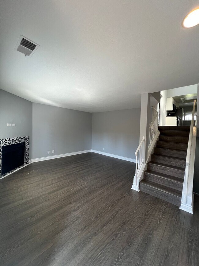 Building Photo - Tri-Level 2bed 2bath Huntington  Beach Home