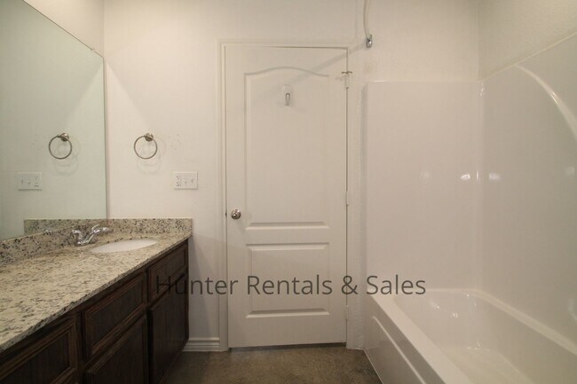 Building Photo - North Killeen 3-Bed Duplex with Modern Tou...