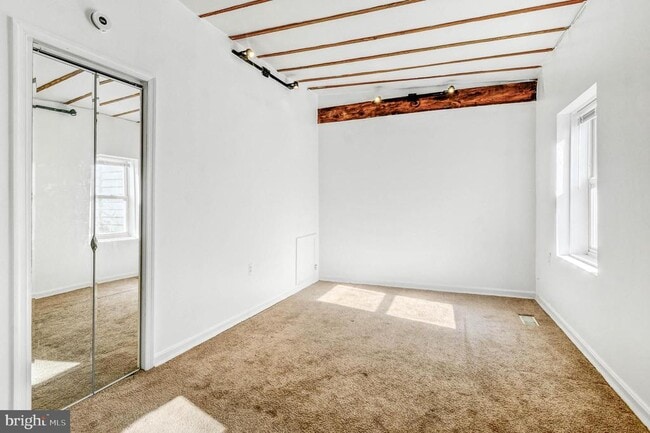 Building Photo - 470 Ridge St NW