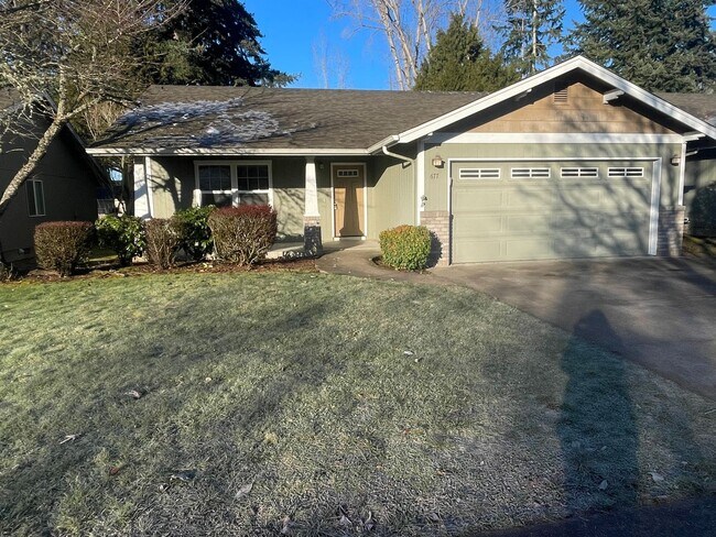 Building Photo - Convieniently located charming three bedroom duplex with modern updates!