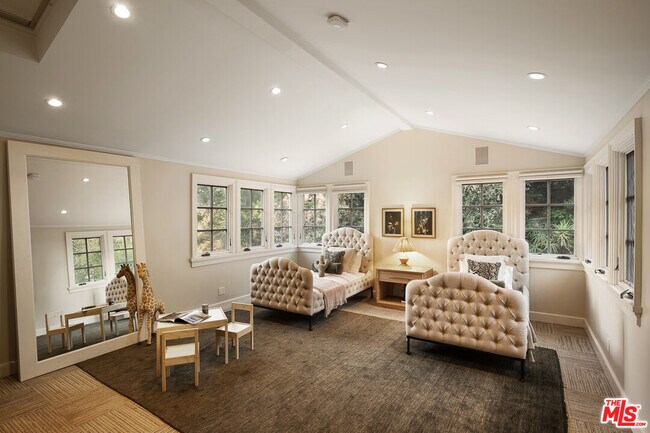 Building Photo - 7972 Mulholland Dr