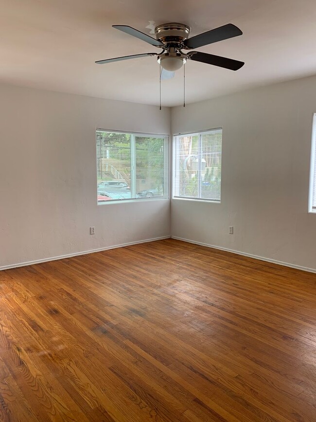 Building Photo - Spacious 2 bedroom