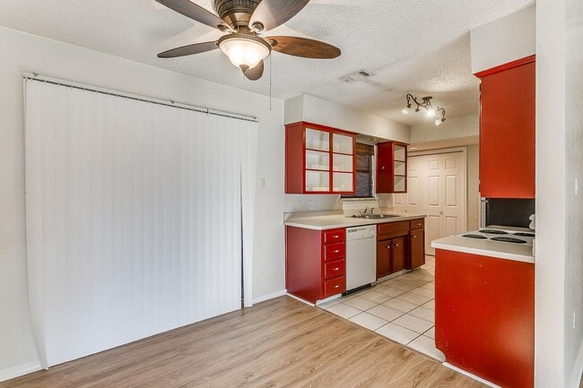 Building Photo - Great 2 Bed 2 Bath Townhouse in S Arlington- 76017