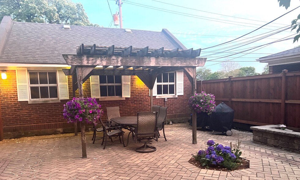 Back yard patio with dining - 114 South Blvd