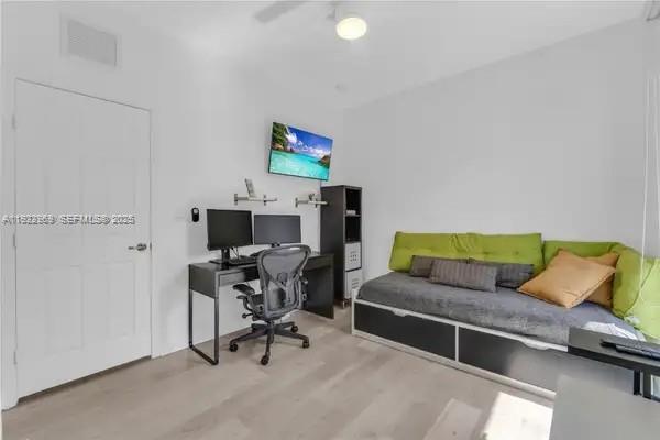 Building Photo - 6035 NW 104th Path