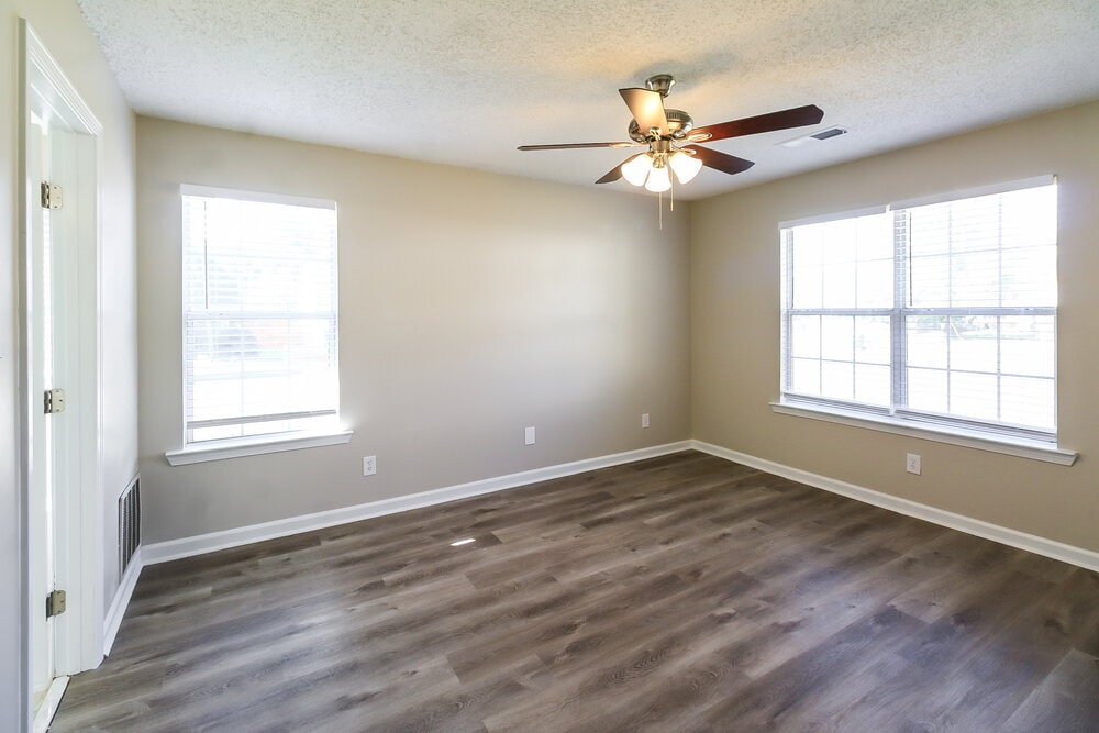Building Photo - 1299 N Hampton Dr
