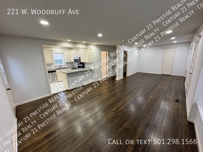 Building Photo - 221 W Woodruff Ave