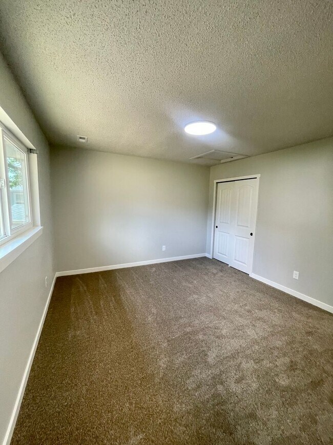 Building Photo - 1011 De La Vista Ln