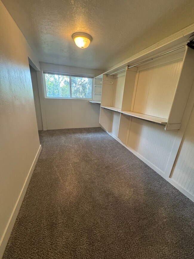 Building Photo - 754 W 4000 N