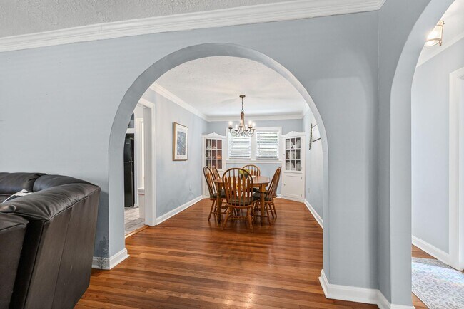 Building Photo - 805 W Ash St