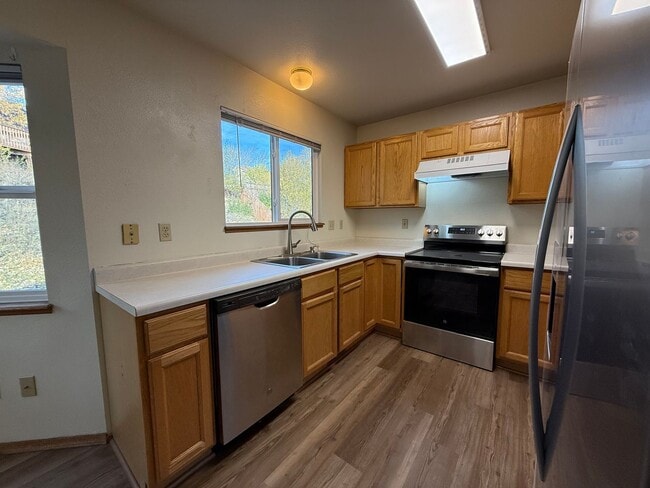 Building Photo - Near Ft Carson, 1342sf Bi-level, 3bd/2ba/2-car!