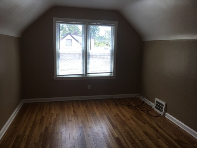 Building Photo - 3 Bedroom Bungalow, Move-In Ready. Sec. 8 OK