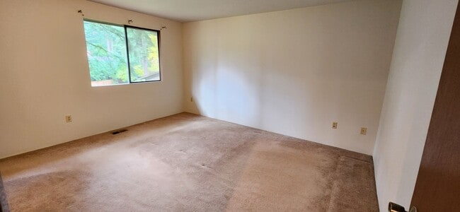 Building Photo - LYNNWOOD Spacious 3 bdrm + Den & Family Room Home