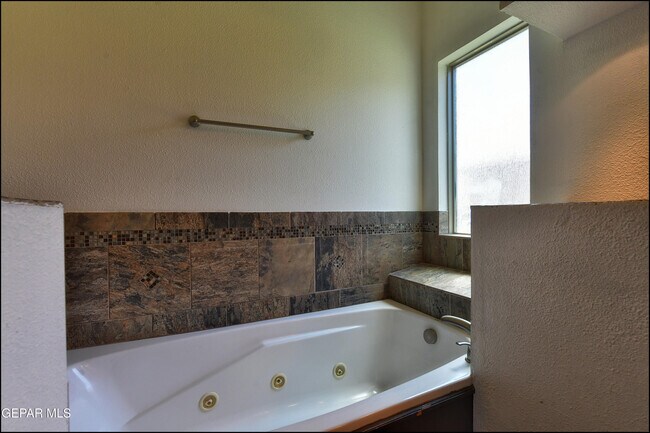 Building Photo - 5649 Valley Maple Dr