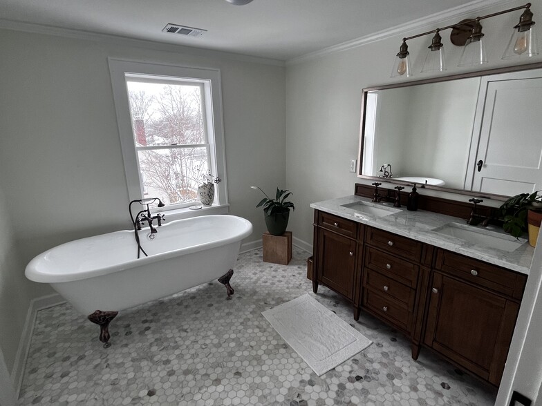 Masterbath (Upstairs) - 2716 Keystone Ave