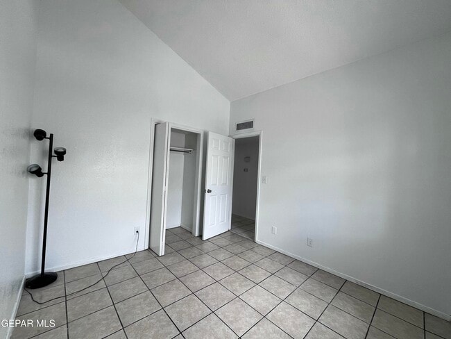 Building Photo - 5524 Oakbriar Cir