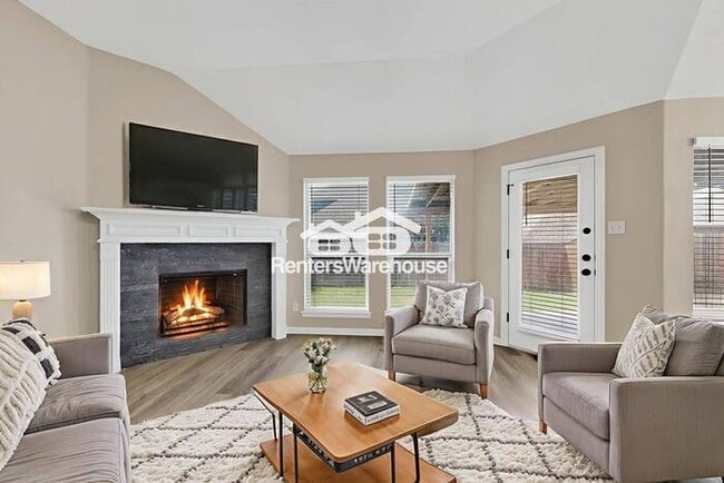 Building Photo - Great Location and Fully Refreshed Move In...