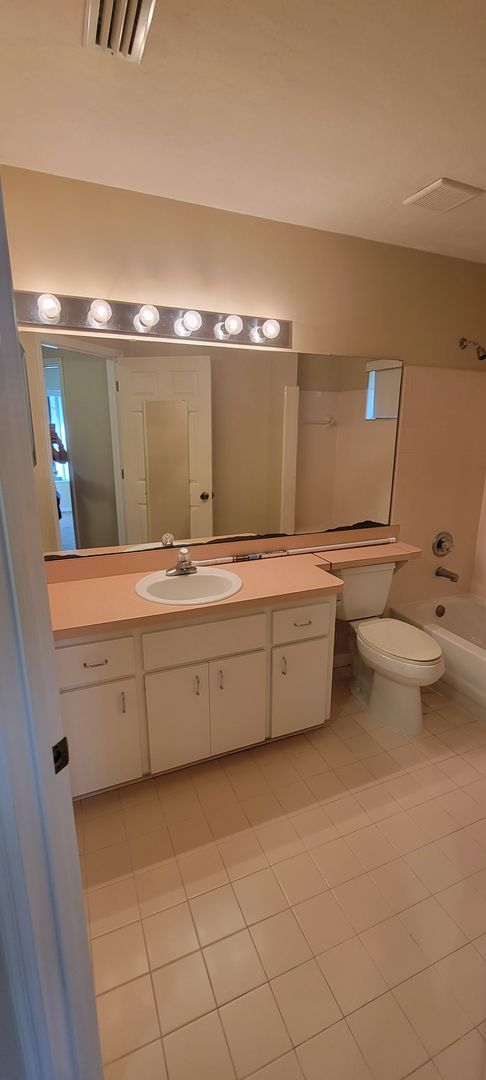 Building Photo - 3/2: Enjoy this nice spacious home in Sunrise.